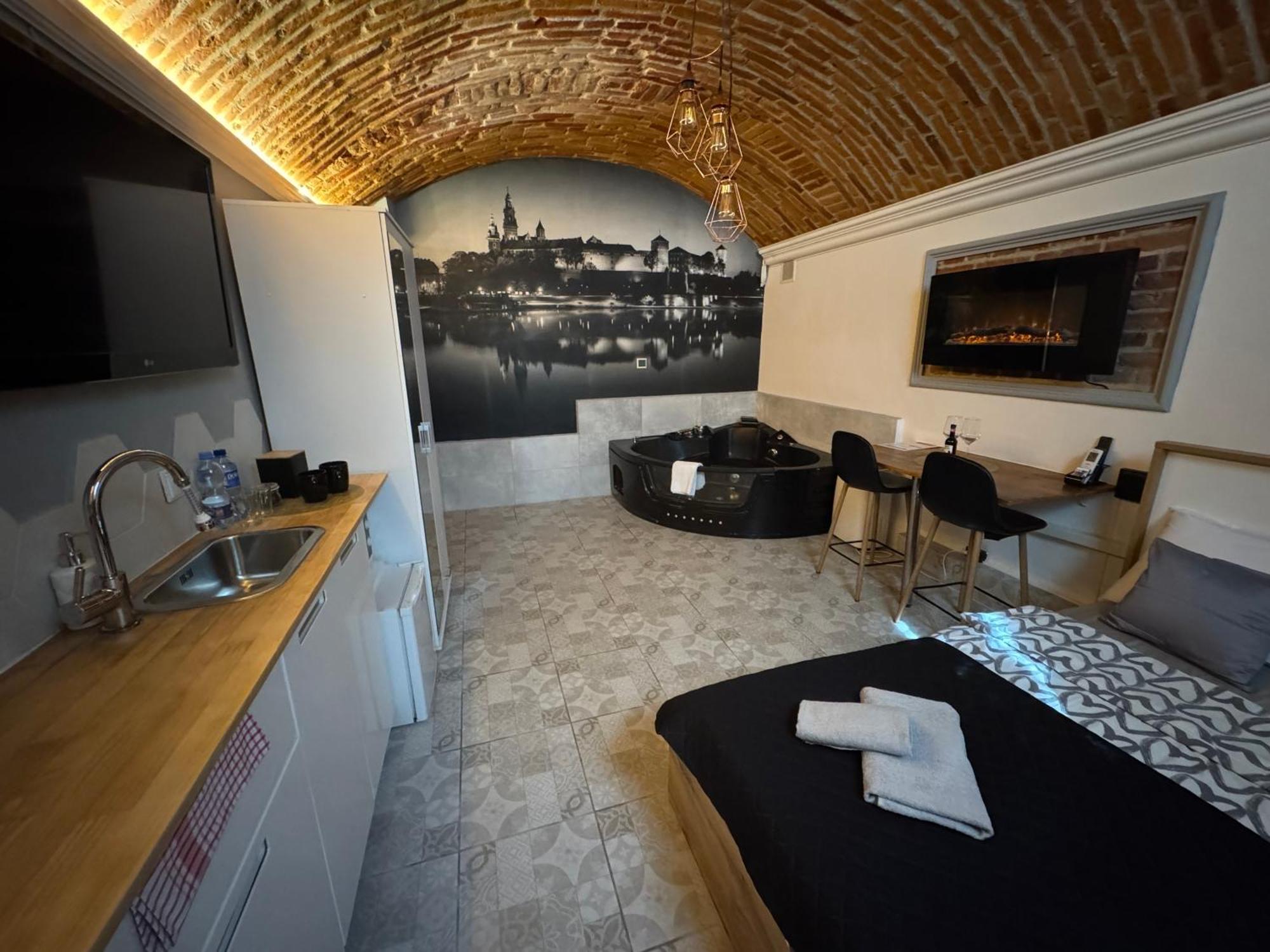 Underground Jacuzzi Rooms — Photos 3